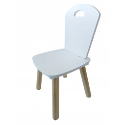 Dětská židlička v bílé barvě