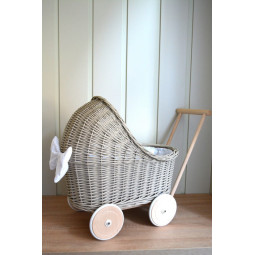 Proutěný kočárek pro děti...