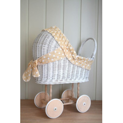 Bílý proutěný kočárek s...