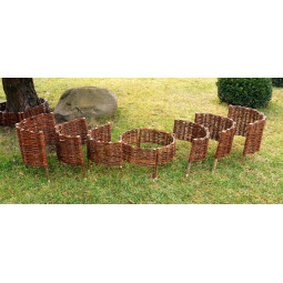 Zaoblená proutěná palisáda...