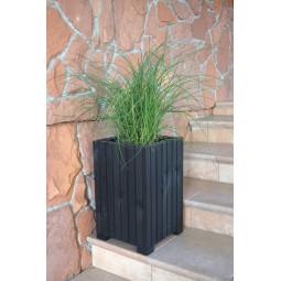 Dřevěný květináč v černé barvě