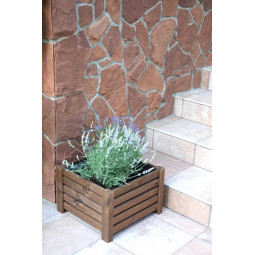 Hnědé květináče ze dřeva