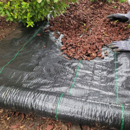 Agrotextílie v černé barvě...