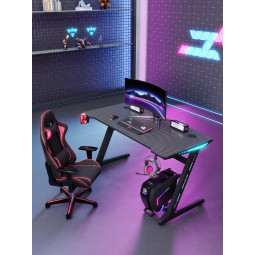 Černý herní počítačový stůl...