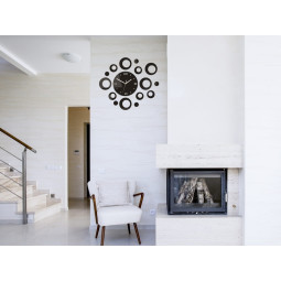 Nástěnné hodiny v černé...