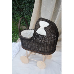 Dětský kočárek v hnědé barvě