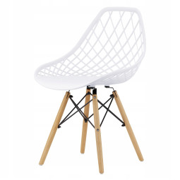 Azurová židle v bílé barvě...