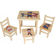 Stoličky se stolem v pohádkovém motivu